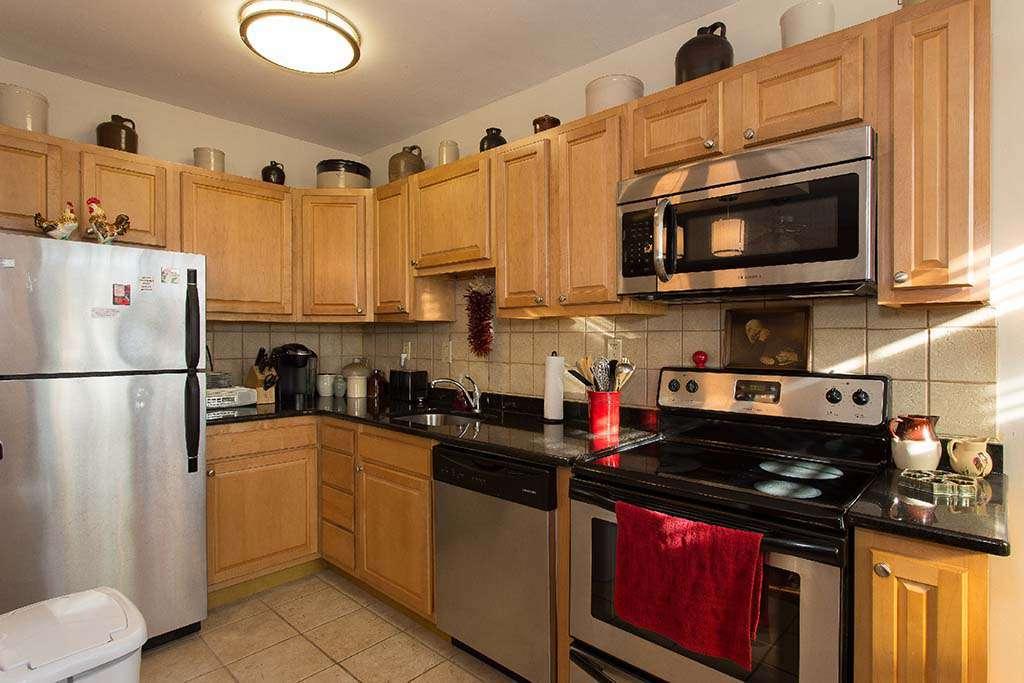 Kitchen with stainless steel appliances at 塞奇威克花园 apartments for rent in 费城, PA