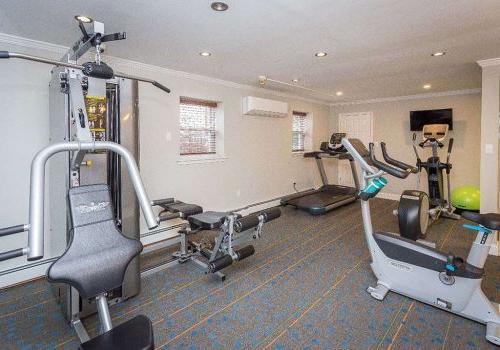 Fitness center with exercise equipment at Rosedale法院 apartments for rent in Abington, PA